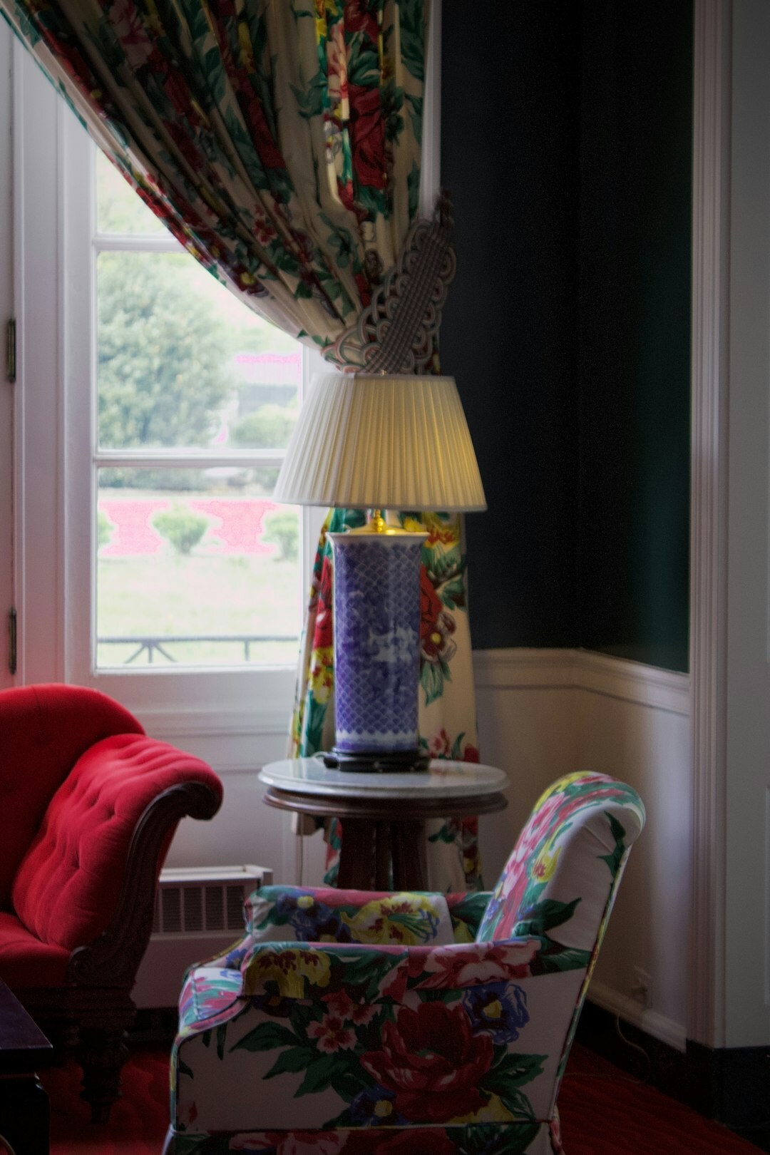 Retro 1980s living room with bold patterned wallpaper and vintage lamps
